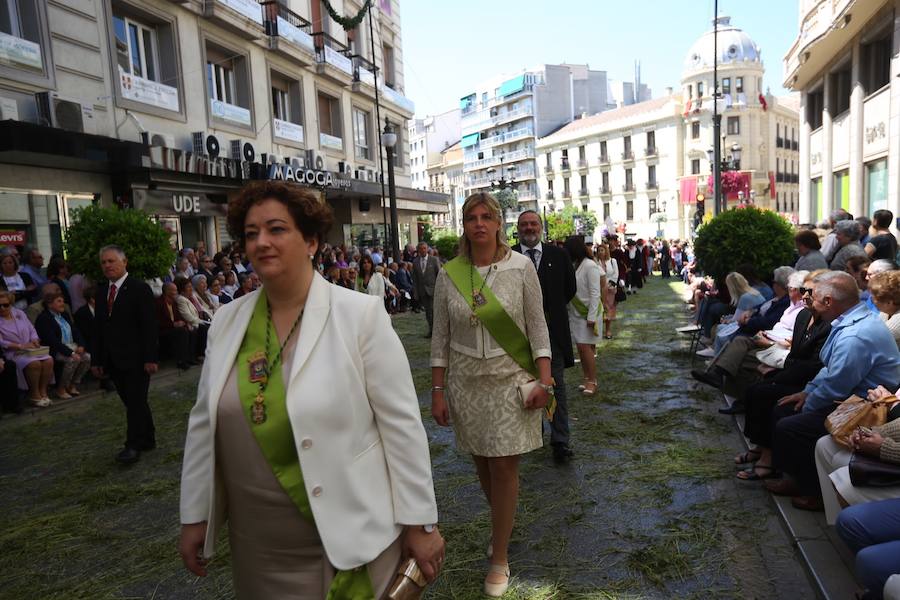 El extenso cortejo ha mezclado los elementos civiles y religiosos en un colorido desfile que ha sido seguido por miles de personas en la calle. Puede ver más fotos del Corpus en  este enlace . 