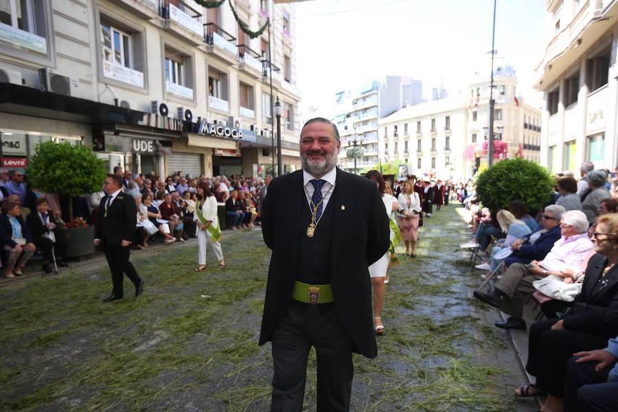 El extenso cortejo ha mezclado los elementos civiles y religiosos en un colorido desfile que ha sido seguido por miles de personas en la calle. Puede ver más fotos del Corpus en  este enlace . 