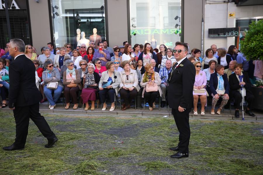 El extenso cortejo ha mezclado los elementos civiles y religiosos en un colorido desfile que ha sido seguido por miles de personas en la calle. Puede ver más fotos del Corpus en  este enlace . 