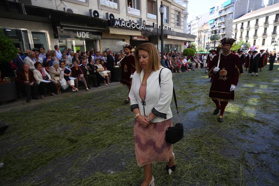 El extenso cortejo ha mezclado los elementos civiles y religiosos en un colorido desfile que ha sido seguido por miles de personas en la calle. Puede ver más fotos del Corpus en  este enlace . 