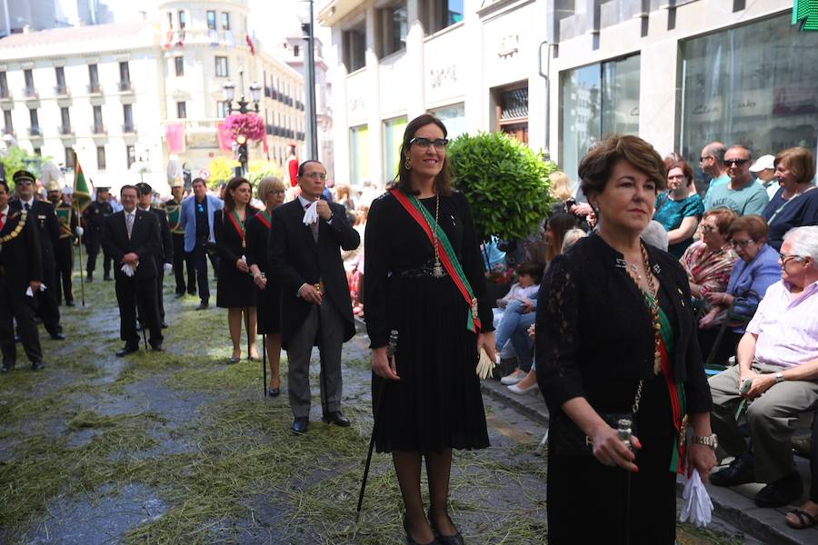 El extenso cortejo ha mezclado los elementos civiles y religiosos en un colorido desfile que ha sido seguido por miles de personas en la calle. Puede ver más fotos del Corpus en  este enlace . 