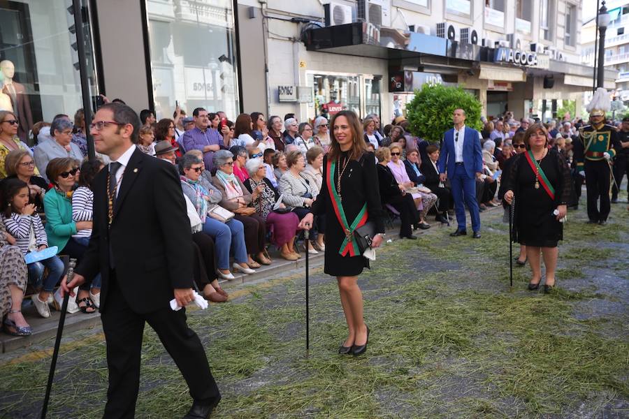 El extenso cortejo ha mezclado los elementos civiles y religiosos en un colorido desfile que ha sido seguido por miles de personas en la calle. Puede ver más fotos del Corpus en  este enlace . 