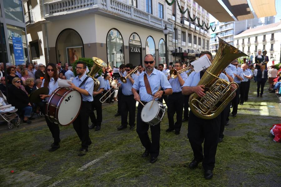 El extenso cortejo ha mezclado los elementos civiles y religiosos en un colorido desfile que ha sido seguido por miles de personas en la calle. Puede ver más fotos del Corpus en  este enlace . 