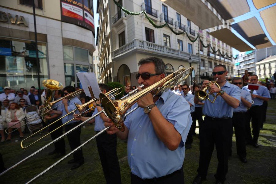 El extenso cortejo ha mezclado los elementos civiles y religiosos en un colorido desfile que ha sido seguido por miles de personas en la calle. Puede ver más fotos del Corpus en  este enlace . 