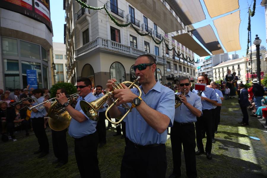 El extenso cortejo ha mezclado los elementos civiles y religiosos en un colorido desfile que ha sido seguido por miles de personas en la calle. Puede ver más fotos del Corpus en  este enlace . 