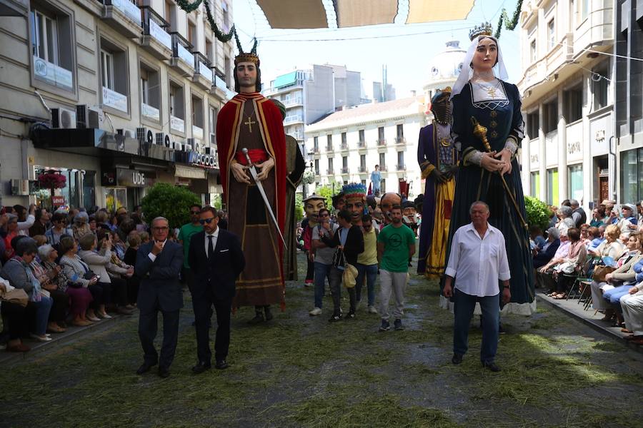 El extenso cortejo ha mezclado los elementos civiles y religiosos en un colorido desfile que ha sido seguido por miles de personas en la calle. Puede ver más fotos del Corpus en  este enlace . 