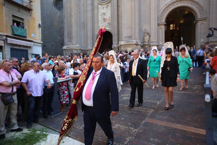 El extenso cortejo ha mezclado los elementos civiles y religiosos en un colorido desfile que ha sido seguido por miles de personas en la calle. Puede ver más fotos del Corpus en  este enlace . 