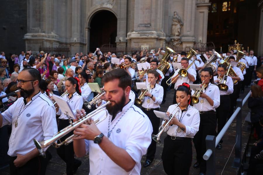 El extenso cortejo ha mezclado los elementos civiles y religiosos en un colorido desfile que ha sido seguido por miles de personas en la calle. Puede ver más fotos del Corpus en  este enlace . 