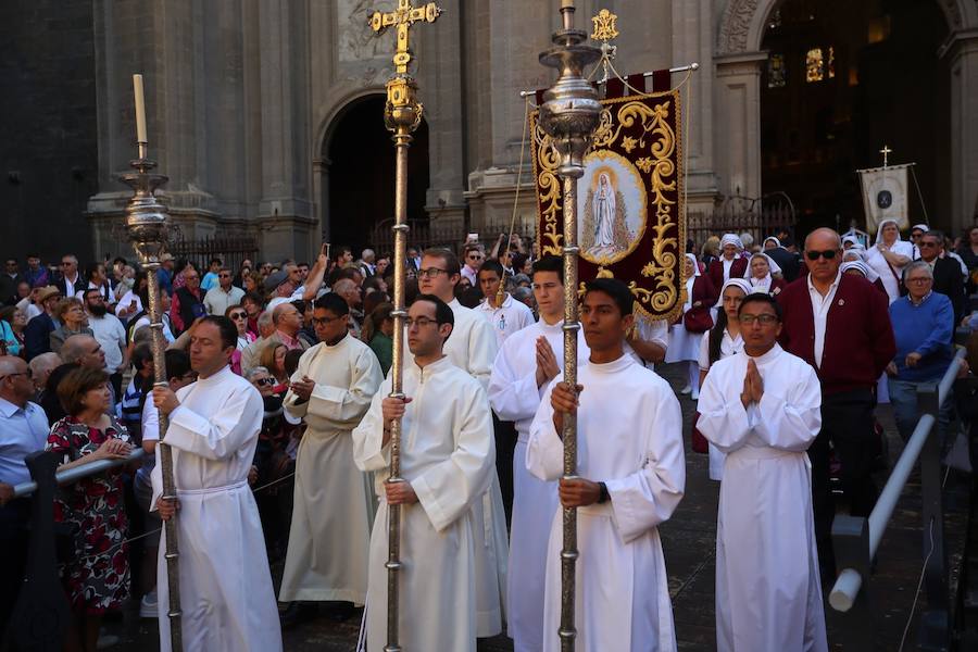 El extenso cortejo ha mezclado los elementos civiles y religiosos en un colorido desfile que ha sido seguido por miles de personas en la calle. Puede ver más fotos del Corpus en  este enlace . 