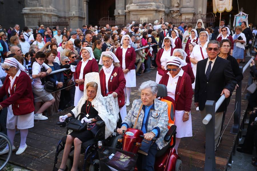 El extenso cortejo ha mezclado los elementos civiles y religiosos en un colorido desfile que ha sido seguido por miles de personas en la calle. Puede ver más fotos del Corpus en  este enlace . 