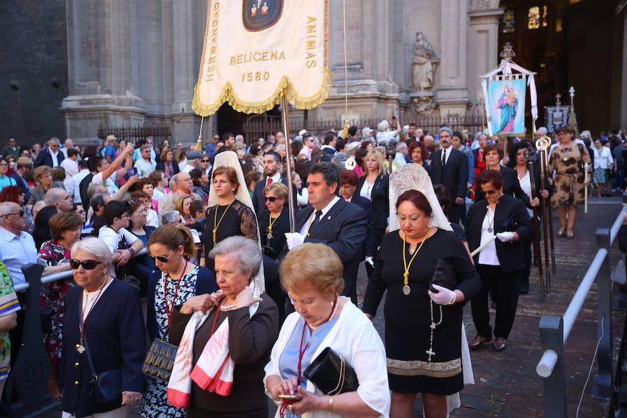 El extenso cortejo ha mezclado los elementos civiles y religiosos en un colorido desfile que ha sido seguido por miles de personas en la calle. Puede ver más fotos del Corpus en  este enlace . 