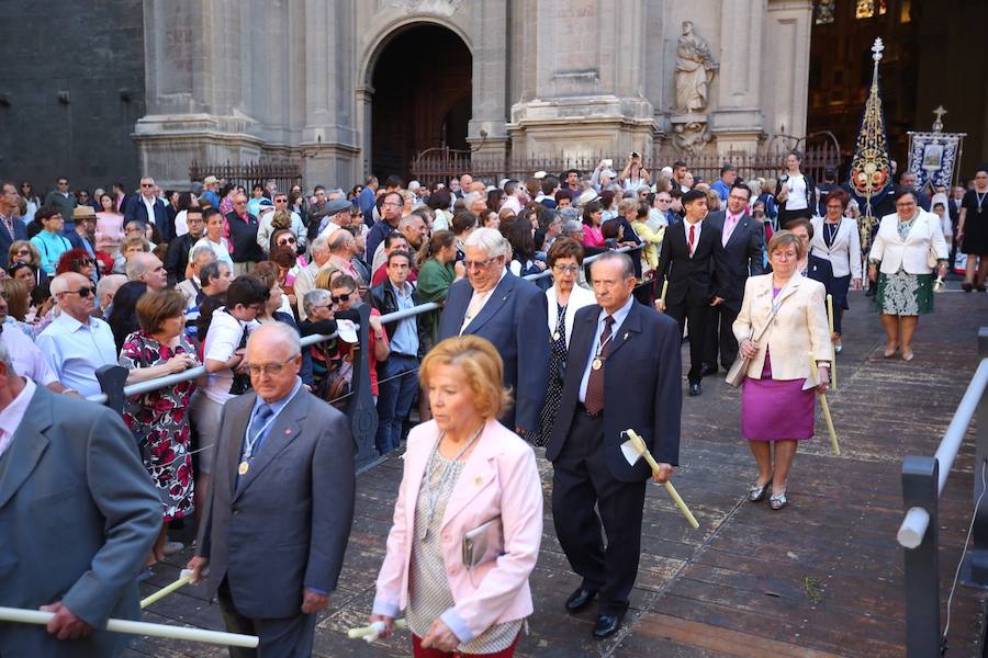 El extenso cortejo ha mezclado los elementos civiles y religiosos en un colorido desfile que ha sido seguido por miles de personas en la calle. Puede ver más fotos del Corpus en  este enlace . 