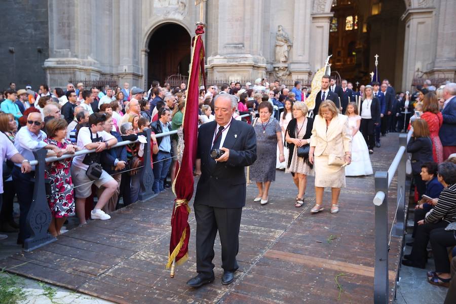 El extenso cortejo ha mezclado los elementos civiles y religiosos en un colorido desfile que ha sido seguido por miles de personas en la calle. Puede ver más fotos del Corpus en  este enlace . 