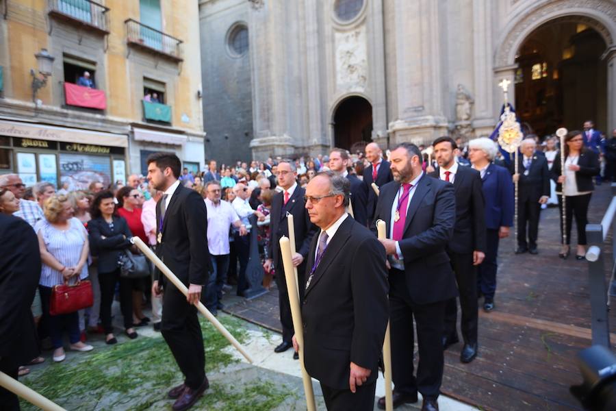 El extenso cortejo ha mezclado los elementos civiles y religiosos en un colorido desfile que ha sido seguido por miles de personas en la calle. Puede ver más fotos del Corpus en  este enlace . 