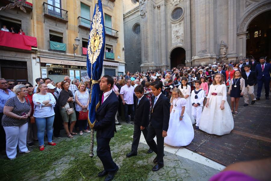 El extenso cortejo ha mezclado los elementos civiles y religiosos en un colorido desfile que ha sido seguido por miles de personas en la calle. Puede ver más fotos del Corpus en  este enlace . 