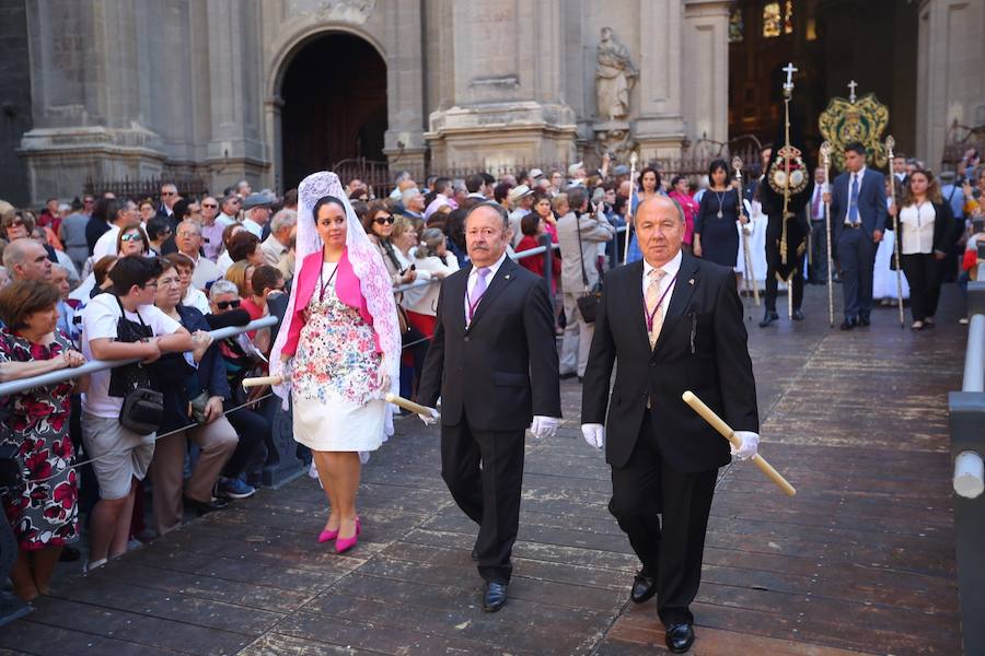 El extenso cortejo ha mezclado los elementos civiles y religiosos en un colorido desfile que ha sido seguido por miles de personas en la calle. Puede ver más fotos del Corpus en  este enlace . 