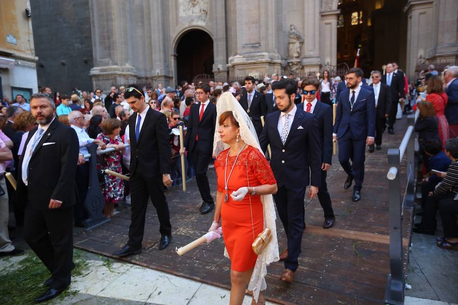 El extenso cortejo ha mezclado los elementos civiles y religiosos en un colorido desfile que ha sido seguido por miles de personas en la calle. Puede ver más fotos del Corpus en  este enlace . 