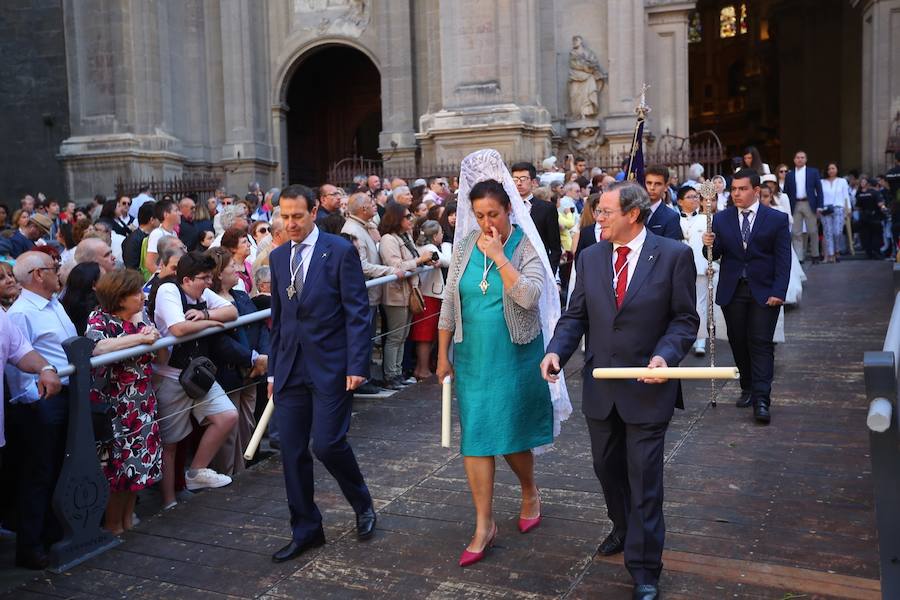 El extenso cortejo ha mezclado los elementos civiles y religiosos en un colorido desfile que ha sido seguido por miles de personas en la calle. Puede ver más fotos del Corpus en  este enlace . 