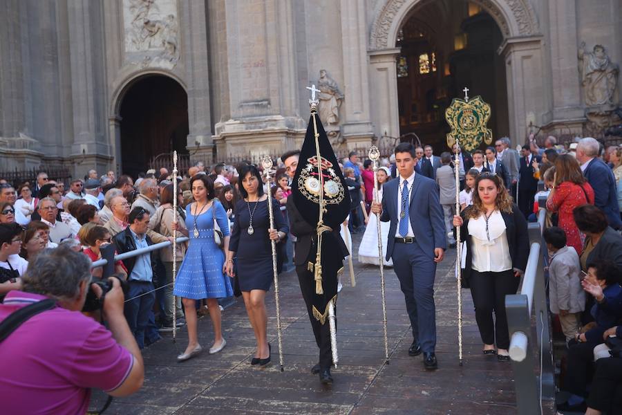 El extenso cortejo ha mezclado los elementos civiles y religiosos en un colorido desfile que ha sido seguido por miles de personas en la calle. Puede ver más fotos del Corpus en  este enlace . 