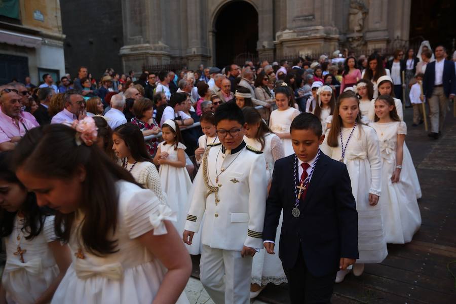 El extenso cortejo ha mezclado los elementos civiles y religiosos en un colorido desfile que ha sido seguido por miles de personas en la calle. Puede ver más fotos del Corpus en  este enlace . 