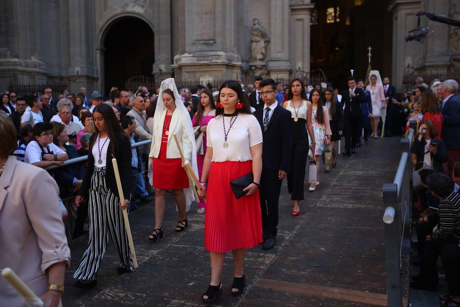 El extenso cortejo ha mezclado los elementos civiles y religiosos en un colorido desfile que ha sido seguido por miles de personas en la calle. Puede ver más fotos del Corpus en  este enlace . 