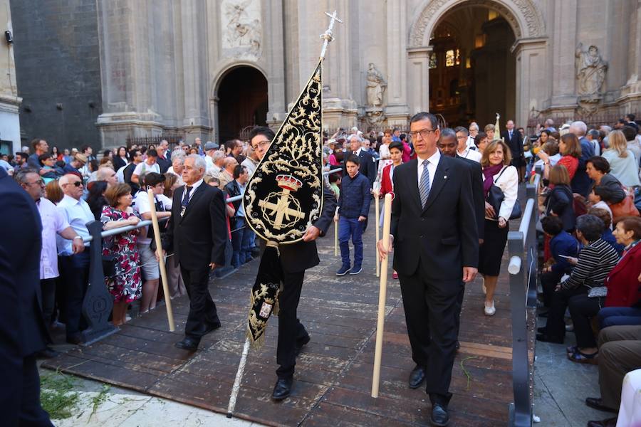 El extenso cortejo ha mezclado los elementos civiles y religiosos en un colorido desfile que ha sido seguido por miles de personas en la calle. Puede ver más fotos del Corpus en  este enlace . 