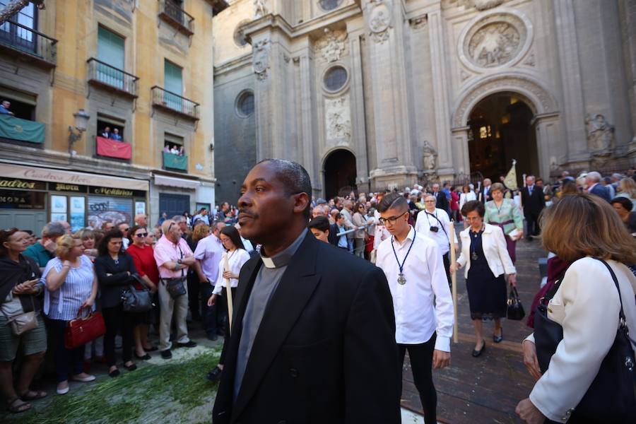 El extenso cortejo ha mezclado los elementos civiles y religiosos en un colorido desfile que ha sido seguido por miles de personas en la calle. Puede ver más fotos del Corpus en  este enlace . 