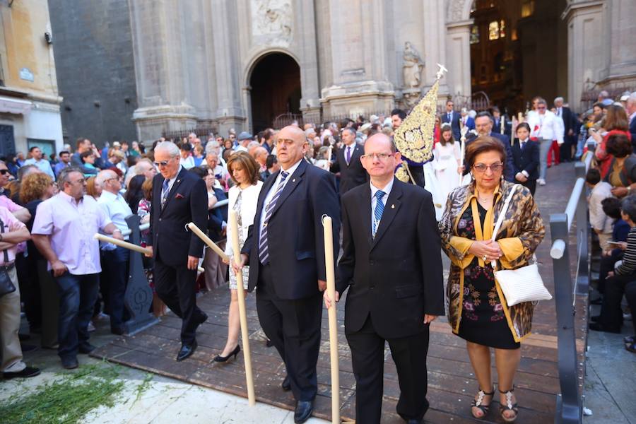 El extenso cortejo ha mezclado los elementos civiles y religiosos en un colorido desfile que ha sido seguido por miles de personas en la calle. Puede ver más fotos del Corpus en  este enlace . 