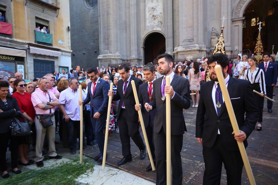 El extenso cortejo ha mezclado los elementos civiles y religiosos en un colorido desfile que ha sido seguido por miles de personas en la calle. Puede ver más fotos del Corpus en  este enlace . 