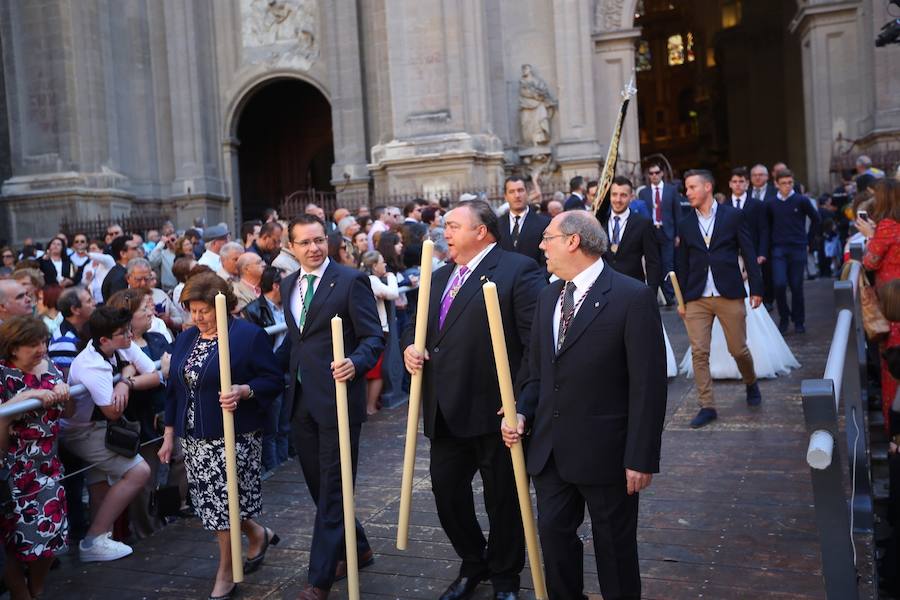 El extenso cortejo ha mezclado los elementos civiles y religiosos en un colorido desfile que ha sido seguido por miles de personas en la calle. Puede ver más fotos del Corpus en  este enlace . 