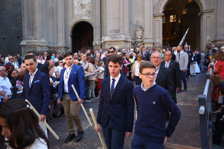 El extenso cortejo ha mezclado los elementos civiles y religiosos en un colorido desfile que ha sido seguido por miles de personas en la calle. Puede ver más fotos del Corpus en  este enlace . 