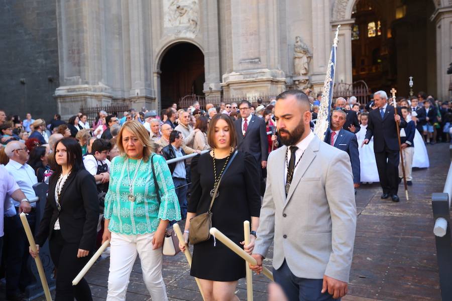 El extenso cortejo ha mezclado los elementos civiles y religiosos en un colorido desfile que ha sido seguido por miles de personas en la calle. Puede ver más fotos del Corpus en  este enlace . 