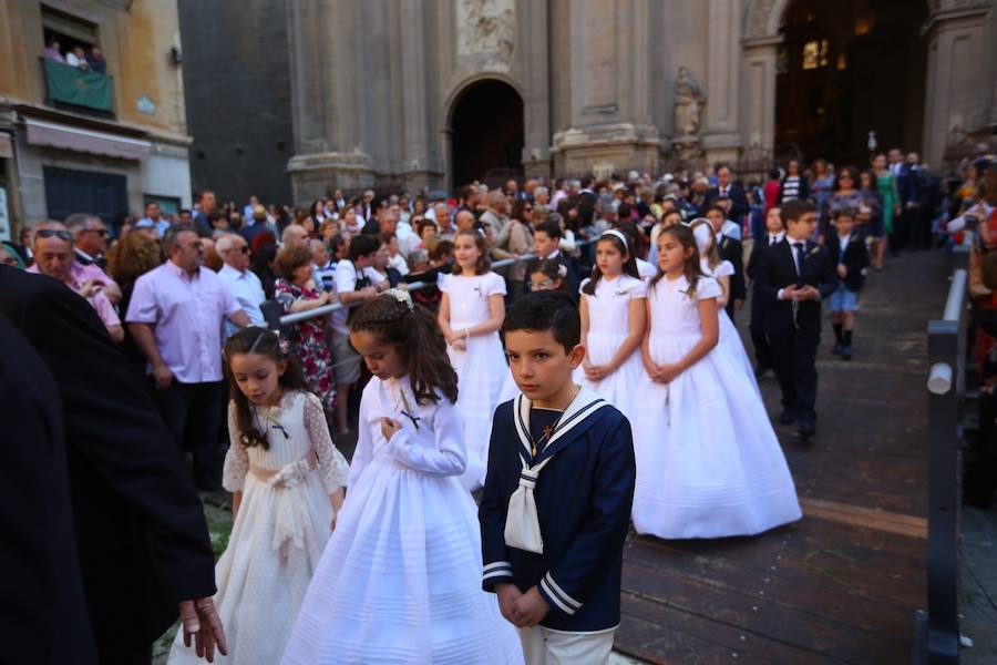 El extenso cortejo ha mezclado los elementos civiles y religiosos en un colorido desfile que ha sido seguido por miles de personas en la calle. Puede ver más fotos del Corpus en  este enlace . 