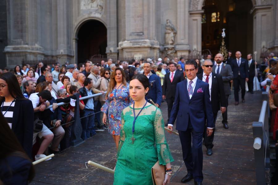 El extenso cortejo ha mezclado los elementos civiles y religiosos en un colorido desfile que ha sido seguido por miles de personas en la calle. Puede ver más fotos del Corpus en  este enlace . 