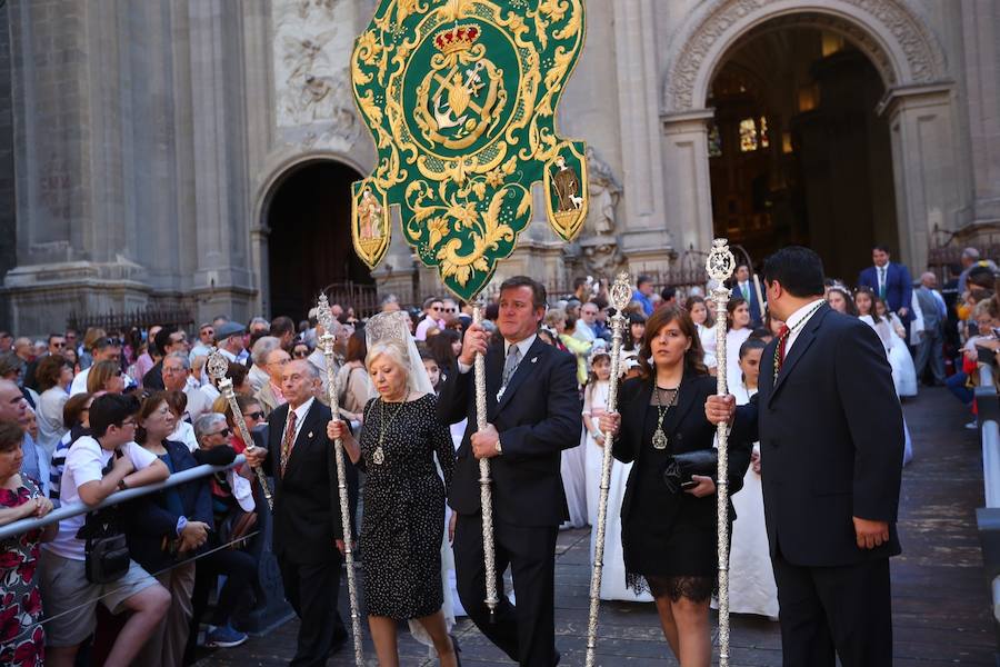 El extenso cortejo ha mezclado los elementos civiles y religiosos en un colorido desfile que ha sido seguido por miles de personas en la calle. Puede ver más fotos del Corpus en  este enlace . 