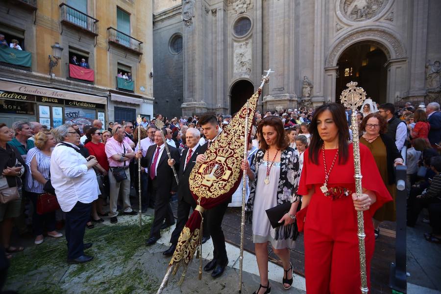 El extenso cortejo ha mezclado los elementos civiles y religiosos en un colorido desfile que ha sido seguido por miles de personas en la calle. Puede ver más fotos del Corpus en  este enlace . 