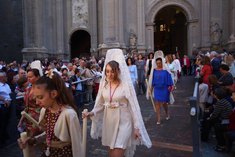 El extenso cortejo ha mezclado los elementos civiles y religiosos en un colorido desfile que ha sido seguido por miles de personas en la calle. Puede ver más fotos del Corpus en  este enlace . 