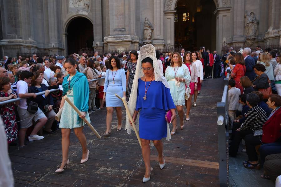 El extenso cortejo ha mezclado los elementos civiles y religiosos en un colorido desfile que ha sido seguido por miles de personas en la calle. Puede ver más fotos del Corpus en  este enlace . 