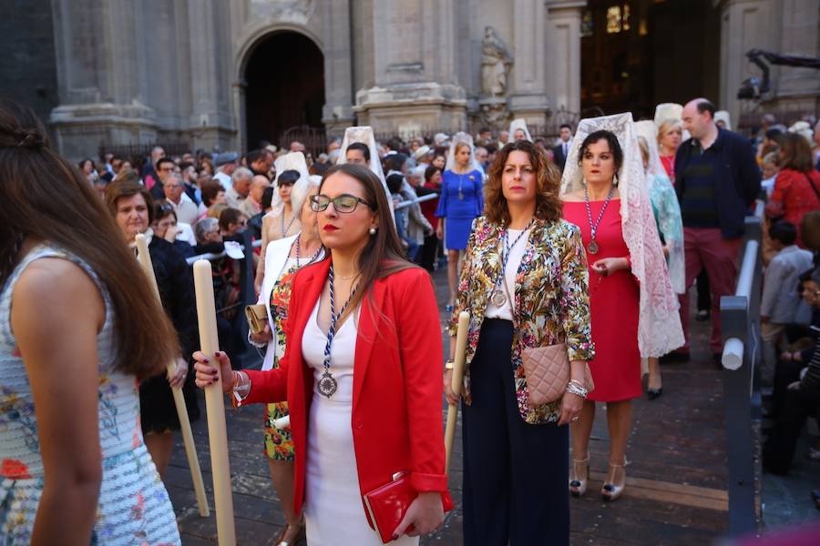 El extenso cortejo ha mezclado los elementos civiles y religiosos en un colorido desfile que ha sido seguido por miles de personas en la calle. Puede ver más fotos del Corpus en  este enlace . 