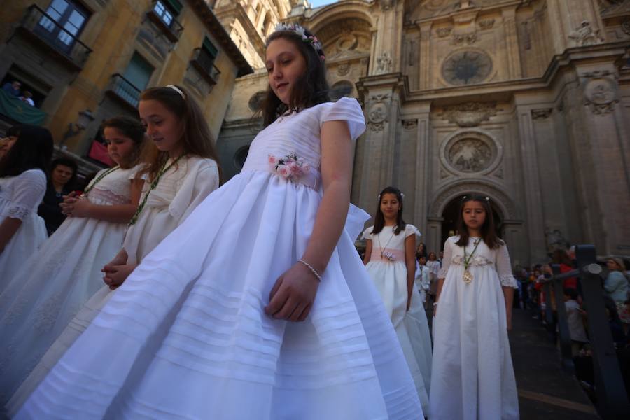 El extenso cortejo ha mezclado los elementos civiles y religiosos en un colorido desfile que ha sido seguido por miles de personas en la calle. Puede ver más fotos del Corpus en  este enlace . 