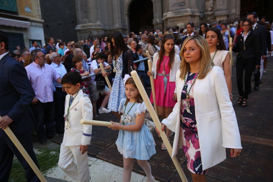 El extenso cortejo ha mezclado los elementos civiles y religiosos en un colorido desfile que ha sido seguido por miles de personas en la calle. Puede ver más fotos del Corpus en  este enlace . 