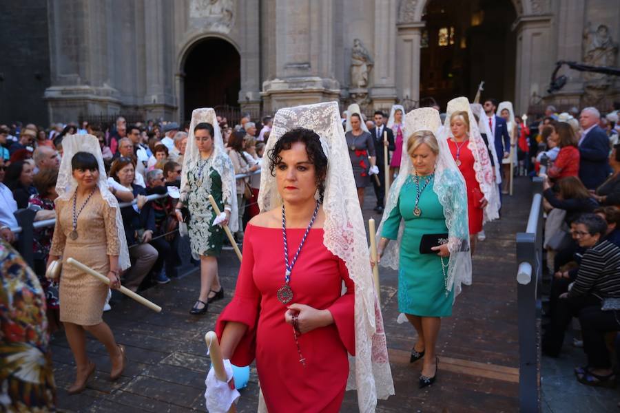 El extenso cortejo ha mezclado los elementos civiles y religiosos en un colorido desfile que ha sido seguido por miles de personas en la calle. Puede ver más fotos del Corpus en  este enlace . 