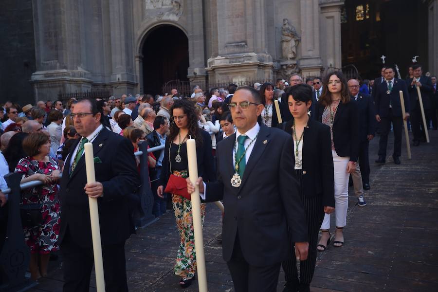 El extenso cortejo ha mezclado los elementos civiles y religiosos en un colorido desfile que ha sido seguido por miles de personas en la calle. Puede ver más fotos del Corpus en  este enlace . 