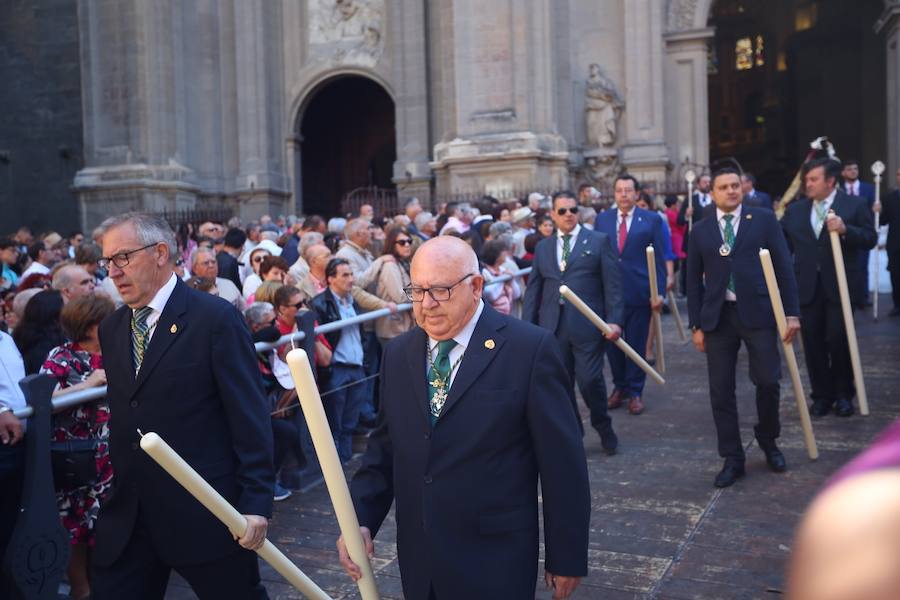 El extenso cortejo ha mezclado los elementos civiles y religiosos en un colorido desfile que ha sido seguido por miles de personas en la calle. Puede ver más fotos del Corpus en  este enlace . 