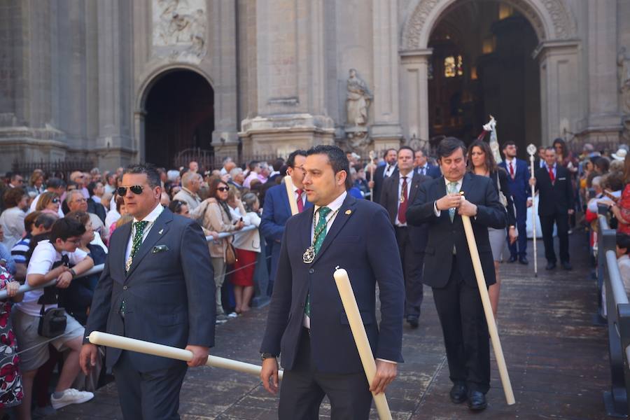 El extenso cortejo ha mezclado los elementos civiles y religiosos en un colorido desfile que ha sido seguido por miles de personas en la calle. Puede ver más fotos del Corpus en  este enlace . 