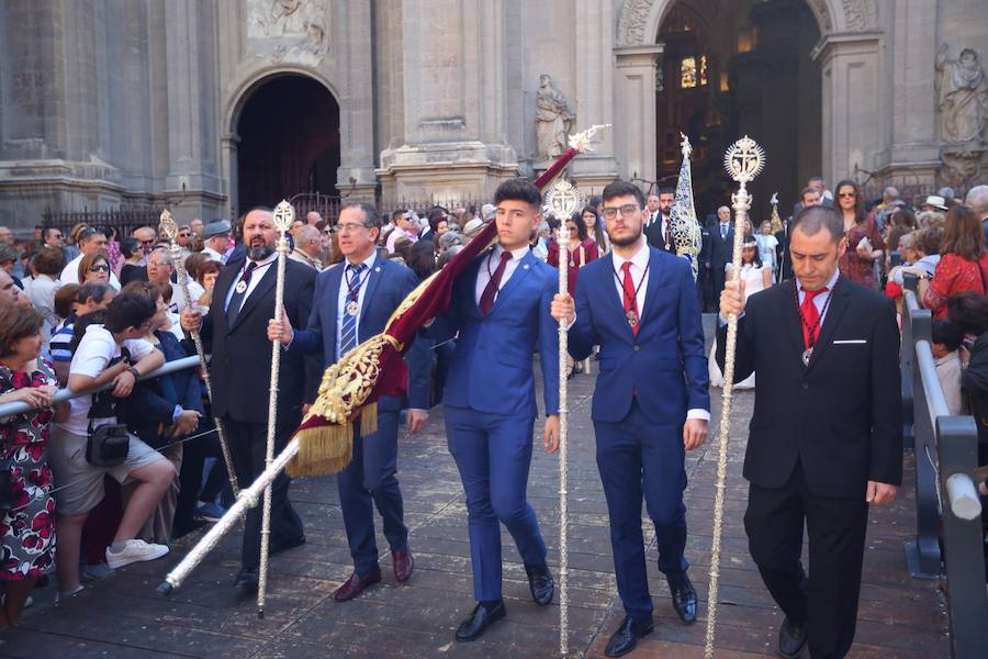 El extenso cortejo ha mezclado los elementos civiles y religiosos en un colorido desfile que ha sido seguido por miles de personas en la calle. Puede ver más fotos del Corpus en  este enlace . 