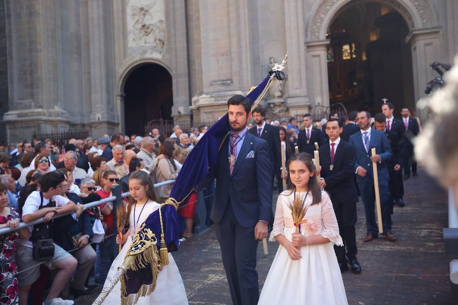 El extenso cortejo ha mezclado los elementos civiles y religiosos en un colorido desfile que ha sido seguido por miles de personas en la calle. Puede ver más fotos del Corpus en  este enlace . 