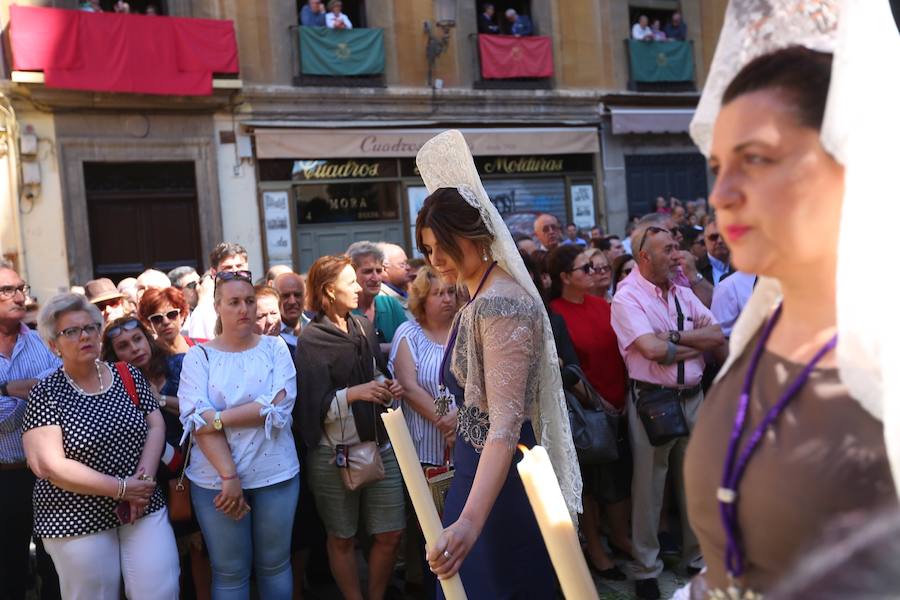 El extenso cortejo ha mezclado los elementos civiles y religiosos en un colorido desfile que ha sido seguido por miles de personas en la calle. Puede ver más fotos del Corpus en  este enlace . 