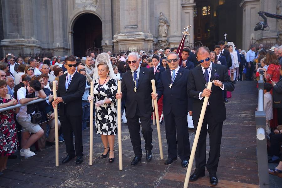 El extenso cortejo ha mezclado los elementos civiles y religiosos en un colorido desfile que ha sido seguido por miles de personas en la calle. Puede ver más fotos del Corpus en  este enlace . 