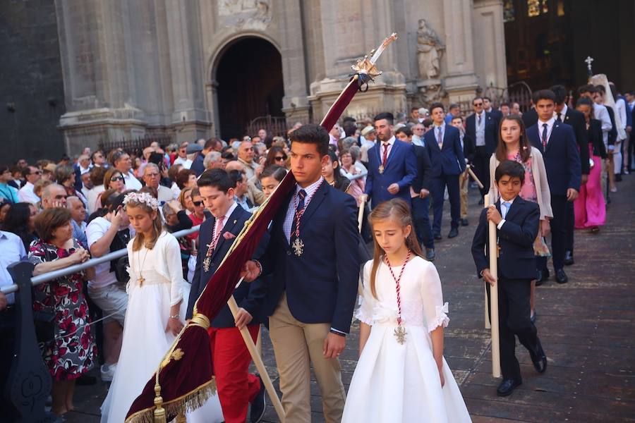 El extenso cortejo ha mezclado los elementos civiles y religiosos en un colorido desfile que ha sido seguido por miles de personas en la calle. Puede ver más fotos del Corpus en  este enlace . 